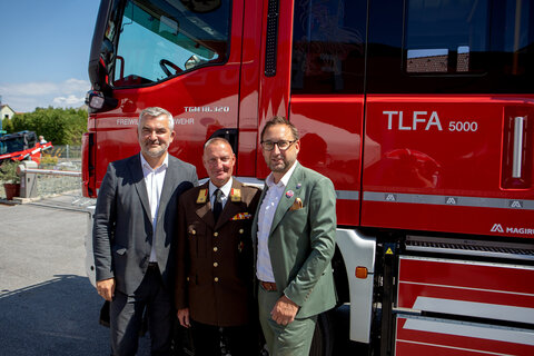 Landesrat Heinrich Dorner mit Kommandant Klaus Sabara von der Freiwilligen Feuerwehr Stegersbach und Landtagsabgeordneten Bürgermeister Jürgen Dolesch (v.l.) vor dem neuen TLFA 5000.