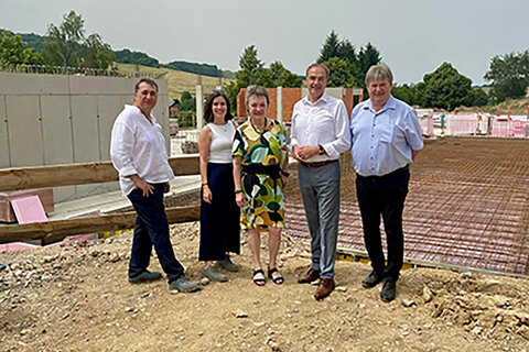 Soziallandesrat Dr. Leonhard Schneemann informierte sich vor Ort über den aktuellen Baufortschritt des Altenwohn- und Pflegeheimes in Redlschlag.