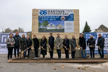 Landesrätin Mag.a (FH) Daniela Winkler (6. v.l.) und Bürgermeister Philipp Pelzer (6. v.r.) beim gemeinsamen Spatenstich für das neue Musikheim in Andau.