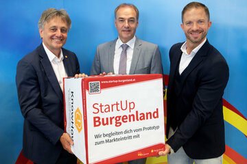 Wirtschaftslandesrat Dr. Leonhard Schneemann (Mitte) stellte gemeinsam mit Geschäftsführer Mag. Michael Gerbavsits (Wirtschaftsagentur Burgenland) und StartUp Burgenland-Leiter Mag. Martin Trink (v.l.) die neuen StartUps im Technologiezentrum Güssing vor.