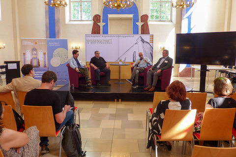 Podiumsdiskussion mit dem Titel „Die Herausforderungen einer pluralistischen Gedenk- und Erinnerungskultur: Patrick Siegele (erinnern.at), Gerhard Baumgartner (Historiker), Walter Reiss (Moderation), Alfred Lang (Burgenländische Forschungsgesellschaft)