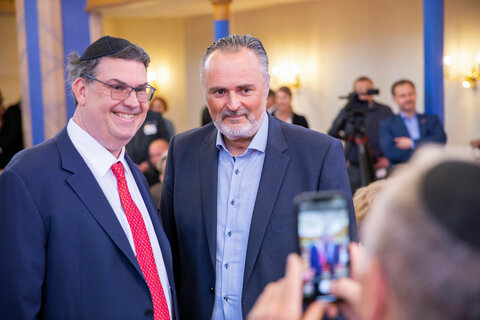 Landeshauptmann Hans Peter Doskozil mit Oskar Deutsch, Präsident der Israelitischen Kultusgemeinde Wien, in der ehemaligen Synagoge Kobersdorf.