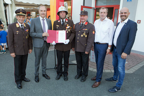 Hauptbrandmeister (HBM) Markus Igler (3.v.l.) wurde im Zuge des Festaktes zum Brandinspektor (BI) ernannt. Abschnittsinspektor (ABI) Wolfgang Oberndorfer, Landesrat Dr. Leonhard Schneemann, Feuerwehrkommandant HBI Herbert Binder, Nationalrat Mag. Christian Drobits und Bürgermeister Joachim Raser (v.l.) stellten sich mit Glückwünschen ein.