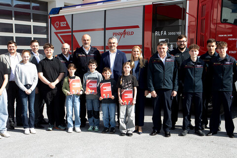 Gruppenfoto mit Landesrat Feuerwehrreferent Heinrich Dorner, Bildungslandesrätin Daniela Winkler, Landesfeuerwehrkommandant Franz Kropf sowie den Beteiligten Schulen sowie Partnern vor der Freiwilligen Feuerwehr Pinkafeld.