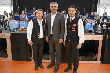 Landesrat Heinrich Dorner (Mitte) gratulierte der Jugendmusik Lackenbach mit Obmann Wolfgang David (r.) und Kapellmeister Marco Horvath (l.) zum runden Jubiläum.