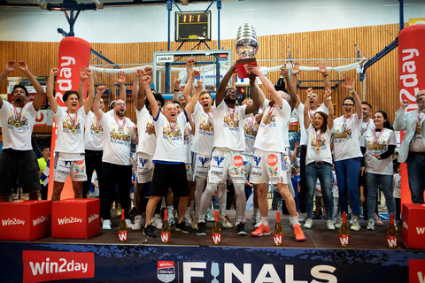 Die Mannschaft und Funktionäre der Unger Steel Gunners Oberwart feierten den Meistertitel in der Oberwarter Sporthalle ausgelassen.