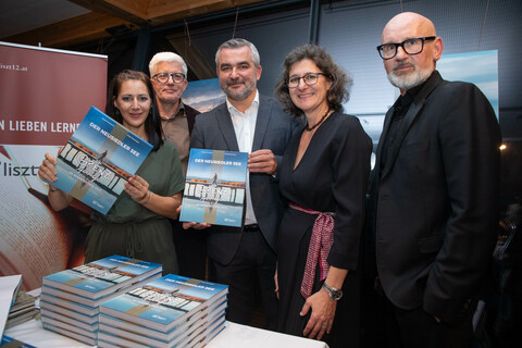 Landesrat Heinrich Dorner, Fotografin Birgit Machtinger (l.), Autorin Brigitte Krizsanits (2.v.r.), DI Christian Sailer (r.), Abteilungsvorstand-Stellvertreter Hauptreferatsleiter Wasserwirtschaft und WHR DI Karl Maracek (2.v.l.), Leiter Referat Referat Hydrographie, Neusiedler See