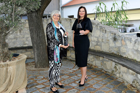 Landeshauptmannstellvertreterin Mag.a Astrid Eisenkopf mit der Gewinnerin der Aktion „Burgenländischer Frauenwein 2020“, Eva Welkovits aus Zagersdorf