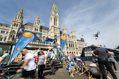 Das Burgenland ist auch 2025 wieder mit einem starken Auftritt beim ARGUS Bike Festival, Europas größtem Fahrrad-Festival, am Wiener Rathausplatz vertreten. Am 12. und 13. April haben Besucher:innen die Möglichkeit, die neuesten Highlightsrund um das Radfahren im Burgenland kennenzulernen. Neben Informationen zu den besten Radrouten auf den 3.300 km Radwegen sowie über 40 km Single Trails und Urlaubspaketen erwartet die Gäste ein besonderes Genusserlebnis an der my burgenland Getränke-Bar.