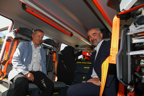 (v.l.) Bürgermeister Michael Lampel und Feuerwehrreferent Landesrat Heinrich Dorner in einem der neuen Feuerwehrfahrzeuge