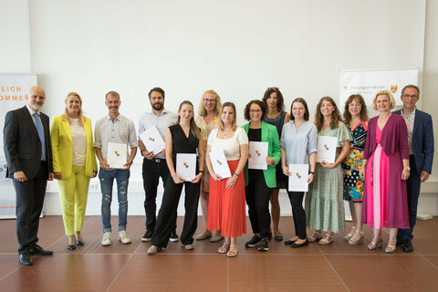 Landesrätin Daniela Winkler (2.v.l.) und Bildungsdirektor Heinz Josef Zitz (1.v.l.) mit den Neupädagoginnen und Neupädagogen des Bezirks Mattersburg nach der Übergabe ihrer Einstellungsdekrete.
