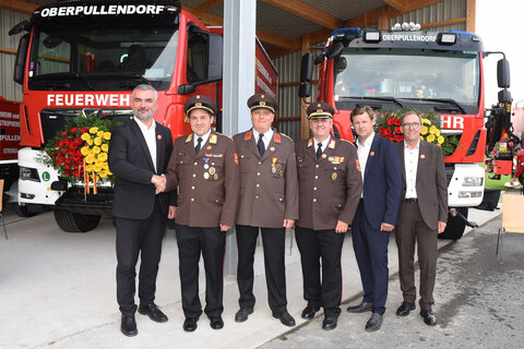(v.l.) Landesrat Heinrich Dorner, Andreas Schmidt, Bezirksstützpunktfeuerwehrkommandant Oberpullendorf, Bezirksstützpunktfeuerwehrkommandant-Stv. Harald Stinakovits, Bezirksfeuerwehrkommandant LBDS Martin Reidl, Bürgermeister Johann Heisz und Vizebürgermeister Nikolaus Dominkovits besuchten den Festakt zur Segnung neuer Ausrüstung für die Feuerwehr in Oberpullendorf.