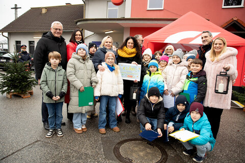 Die Kinder der Volksschule mit allen Beteiligten bei der Friedenslicht-Übernahme am Bahnhof in Eisenstadt