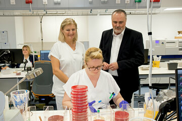 Die Bereichsleiterin des Labors, Eva Wieser, führte Landeshauptmann Mag. Hans Peter Doskozil durch das neue Zentrallabor des Krankenhauses der Barmherzigen Brüder.