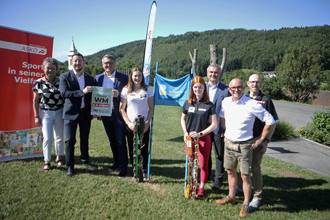 Bürgermeisterin Renate Habetler, Daniel Gschwandtner, ASKÖ Burgenland-Präsident Alfred Kollar, Emma Eberhardt, Tina Hetfleisch, Sport-Landesrat Heinrich Dorner, Alex Hegedüs und Obmann Thomas Auer (v.l.) auf dem Grasski-Hang in Rettenbach.