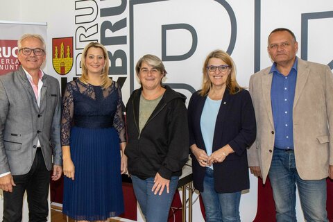 Gerhard Weil (Bgm. Bruck/Leitha), Landesrätin Mag. (FH) Daniela Winkler (Bgld.), Gerti Taferner (Römerland Carnuntum Jugend), Landesrätin Ulrike Königsberger-Ludwig (NÖ), Gerhard Dreiszker (Bgm. Bruckneudorf)