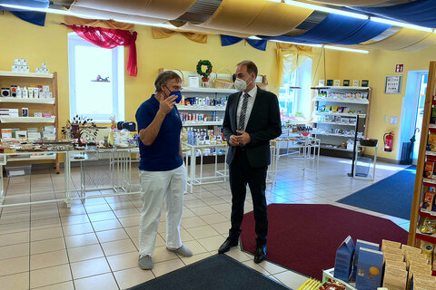 Landesrat Leonhard Schneemann beim Besuch des Gesundheitszentrums "Lebensmittelpunkt" in Minihof-Liebau