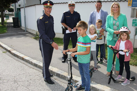 Landesrätin Daniela Winkler, Polizeidirektor Martin Huber, Chefinspektor Johann Reisner und Vizebürgermeister Andreas Rotpuller mit Kindern der Volksschule Trausdorf