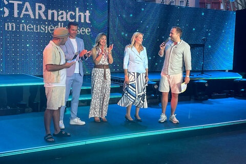 Burgenland-Tourismus-Geschäftsführer Didi Tunkel, Mörbischs Bürgermeisterin Bettina Zentgraf und Landesrätin Daniela Winkler mit den Interspot-Geschäftsführern Nils und Niki Klingohr bei der Begrüßung der „Starnacht“-Gäste auf der Mörbischer Seebühne.