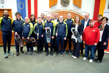 (v.l.): Sebastian Koller, Spielebeobachter, Ernst Lueger, Trainer Schneeschuhlauf, Johann Wittmann, Patrick Lueger, Unified Partner Floorball, Johann Kuh, Sportler Floorball, Stephan Sharma, Präsident Special Olympics Burgenland, Gerhard Kirnbauer, Sportler Schneeschuhlauf, Sportlandesrat Heinrich Dorner, Mario Dukic, Sportler Floorball, Georg Jarovics, Unified Partner Floorball, Landeshauptmann-Stellvertreterin Anja Haider-Wallner, Landeshauptmann Hans Peter Doskozil, Jürgen Horvath, Sport-Koordinator pro mente bgld aktiv, Marcel Fabsits, pro mente Burgenland und Waltraud Hafner, Leitung Wohnheim Verein Kastell Dornau