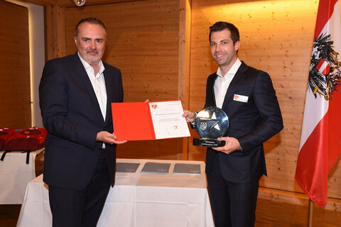 Landeshauptmann Hans Peter Doskozil verlieh Andreas Ivanschitz den "Ehrenpreis des Landeshauptmannes"