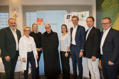 Landeshauptmann Mag. Hans Peter Doskozil, Pflegedienstleiterin Brigitte Polstermüller, Betriebsrätin Patricia Gangl, Pater Prior Daniel Katzenschläger OH, die Kaufmännische Direktorin Vanessa Krupka, MA, der Geschäftsführer der Krankenhaus der Barmherzigen Brüder Eisenstadt GmbH, Robert Maurer, MSc, MBA, der Ärztliche Direktor Prim. Dr. Martin Wehrschütz, MA, und der Aufsichtsratsvorsitzender Mag. Hans Peter Rucker.