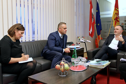 Landeshauptmann Hans Peter Doskozil im freundschaftlichen Gespräch mit Staatssekretär Fletcher Tabuteau und der Botschafterin Neuseelands in Österreich, Nicole Roberton
