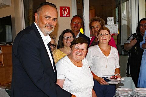 Landeshauptmann Hans Peter Doskozil schnitt gemeinsam mit Aloisia Bischof die "Burgenland"-Torte an.