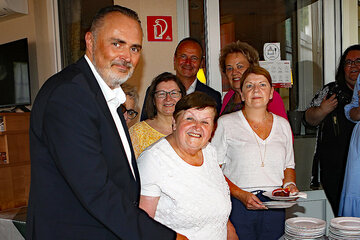 Landeshauptmann Hans Peter Doskozil schnitt gemeinsam mit Aloisia Bischof die "Burgenland"-Torte an.