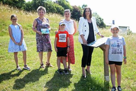 Bürgermeisterin Renate Habetler, Ing. Marion Schönfeldinger (Projektleiterin, Forschung Burgenland) und LH-Stv.in Mag.a Astrid Eisenkopf (v.l.) mit den Kindern Marie Atner (l.), Jonas Puhr (Mitte, vorne) und Lea Weber (r.).