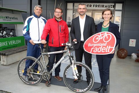 Güssings Bürgermeister Vinzenz Knor, Landesrat Heinrich Dorner und Christine Zopf-Renner (v.l.) mit dem Burgenland-Sieger Gilbert Plank (2.v.l.).