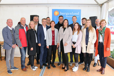 Feierten  mit vielen Gästen die Eröffnung des neuen Standorts der Mobilitätszentrale Burgenland: LH-Stv.in Astrid Eisenkopf (Mitte), LR Heinrich Dorner (4.v.l.), Michael Gerbavsits, GF der Wirtschaftsagentur Burgenland GmbH (5.v.l.), Christine Zopf-Renner, Leiterin der Mobilitätszentrale Burgenland (1.v.r.), Bürgermeister der Kooperationsgemeinden Horst Egresich, Kaisersdorf (1.v.l), Obmann des Pendlerforums Burgenland LAbg. Bgm. Wolfgang Sodl, Olbendorf (2.v.l.), Bgm.in Rita Stenger, Siegendorf (3.v.l.), Hannes Klein, Referatsleiter Referat Gesamtverkehrskoordination im Amt der Burgenländischen Landesregierung (2.v.r.), und die MitarbeiterInnen der Mobilitätszentrale