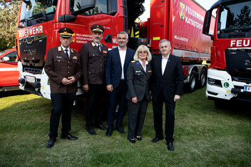 Landesfeuerwehrreferent, Landesrat Mag. Heinrich Dorner (Mitte) mit dem Präsidenten des Österreichischen Bundes-Feuerwehr-Verbandes Robert Mayer, MSc (l.), Burgenlands Landesfeuerwehrkommandant, Landesbranddirektor (LBD) Ing. Franz Kropf, Präsidentin des Roten Kreuzes Burgenland, Friederike Piringer (2.v.r.) und Bürgermeister der Großgemeinde Mannersdorf an der Rabnitz, Herbert Schedl (v.l.) im Zuge des Floriani-Empfanges in Klostermarienberg.