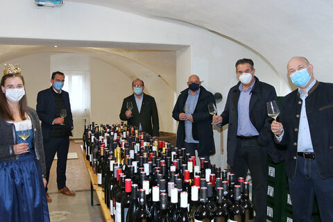 Die Verkostungsjury mit den eingereichten Weinen. V.l.: amtierende Bgld. Weinkönigin Susanne Riepl, amtierende Bgld. Weinkönigin Susanne Riepl, Mag. Herbert Oschep, Büroleiter LH Doskozil, Weinbaupräsident Andreas Liegenfeld, Wolfgang Böck, Direktor der Weinakademie Österreich Dr. Josef Schuller MW, Wein Burgenland-GF Dipl. Ing. Georg Schweitzer