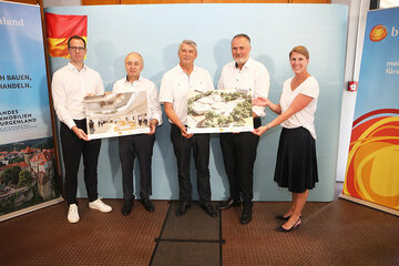 Landeshauptmann Hans Peter Doskozil (2.v.r.) mit Güssings Bürgermeister Vinzenz Knor (Mitte) sowie LIB-Architekt Ralph Steffek (Landesimmobilien Burgenland) und Projektleiter Anton Grosinger (v.l.) und Geschäftsführerin DI Barbara Weißeisen-Halwax (r.) von den Kultur Betrieben Burgenland.