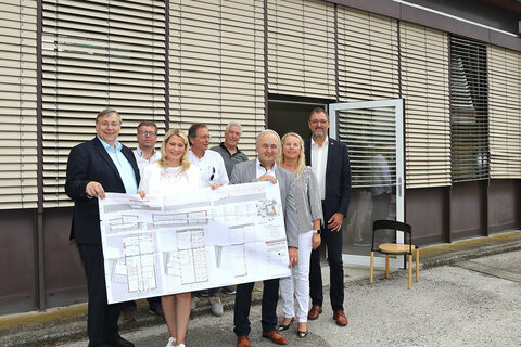 Vor dem Restaurantbereich, der einen Zubau erhalten soll. V.l.: LBS-Direktor Johannes Fenz, Baumeister Ernst Machacek, Architekturwerkstatt, Bildungslandesrätin Daniela Winkler, Ing. Johann Lang, ZT-GmbH, Wilhelm Fritsch, Ingenieurbüro Fritsch GmbH., Ing. Anton Grosinger, Belig, Martina Wende, Spartenobfrau Hotellerie, AK-Präsident Gerhard Michalitsch