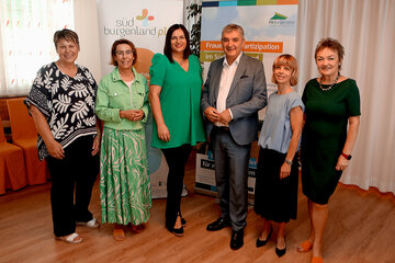 Bürgermeisterin Andrea Reichl (Deutsch Kaltenbrunn), Geschäftsführerin Mag. Margit Nöhrer (südburgenland plus), Landeshauptmann-Stellvertreterin Mag.a Astrid Eisenkopf, Zweiter Landtagspräsident und Obmann Walter Temmel (südburgenland plus), Projektleiterin DI Elke Szalai, MA und Bürgermeisterin Renate Habetler (Bernstein) (v.l.) präsentierten das LEADER-Projekt für Frauen.
