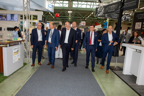 Beim Messe-Rundgang (v.l.): Oberwarts Bürgermeister Georg Rosner, Dipl.-Ing. Johannes Pressl, Präsident des Österr. Gemeindebundes, Landeshauptmann Hans Peter Doskozil, Mag. Michael Zimper, Geschäftsführer des Österr. Kommunal-Verlages sowie Geschäftsführer der Kommunal-Messe 2024, Bürgermeister Erich Trummer, GVV Burgenland Präsident und neuer Vizepräsident des Österr. Gemeindebundes, und Bürgermeister Leo Radakovits, Präsident der Burgenländischen Gemeindebundes.