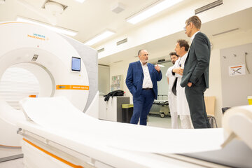 Besichtigung des Photonen-CT (v.l.) Landeshauptmann Hans Peter Doskozil, Lukas Hahn BSc, Bereichsleitung Radiologietechnologie, Prim. Dr. Martin Wehrschütz, MBA, Ärztlicher Direktor, Abteilungsvorstand, Facharzt für Radiologie und Geschäftsführer Robert Maurer MSc, MBA.