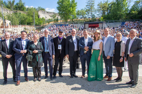 Sport-Austria Präsident Hans Niessl mit Partnerin Anette, Pfarrer Dr. Richard Geier, Spielleiter der Passionsspiele St. Margarethen, Diözesanbischof Dr. Ägidius Zsifkovics, Landesrat Dr. Leonhard Schneemann mit Gattin, Landeshauptmann-Stellvertreterin Anja Haider-Wallner, Superintendent Dr. Robert Jonischkeit mit Superintendentialkuratorin Dr.in Christa Grabenhofer, Nationalratsabgeordneter Christoph Zarits, Dr. Stefan Ottrubay, Vorstandsvorsitzender Esterhazy Privatstiftung, und Generalvikar MMag. Michael Wüger bei der Premiere der Passionsspiele St. Margarethen.