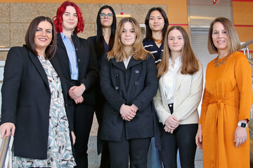 Landeshauptmannstellvertreterin Eisenkopf mit HTL Schülerinnen bei der Burgenland Energie