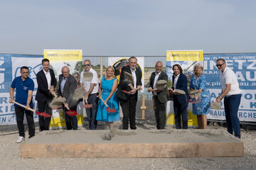 Spatenstich für den Stützpunkt des Notarzthubschraubers Christophorus 18 in Frauenkirchen (v.l.) Emil Martinov, Bauleiter Pinetz Bau, Klaus Schwarzenberger (Geschäftsführer ÖAMTC Flugrettung), Reinhard Kraxner (Geschäftsführer ÖAMTC Flugrettung), LAbg. Bürgermeister Gerhard Bachmann (Deutsch Jahrndorf), Landesrätin Daniela Winkler, Landeshauptmann Hans Peter Doskozil, Bürgermeister Hannes Schmid (Frauenkirchen), Marco Trefanitz (Geschäftsführer ÖAMTC Flugrettung), LAbg. Bürgermeisterin Elisabeth Böhm (Neusiedl am See), Architekt und Planer des Stützpunktes Günter Jakubec.