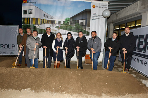 Nahmen den Spatenstich zum Bau der neuen Werkstatt vor (v.l.): Projektleiter BM DI (FH) Georg Hafenscher, Landesimmobilien Burgenland GmbH (LIB), Bildungsdirektor HR OSR Alfred Lehner, BEd MA, Stoobs Bürgermeister Bruno Stutzenstein, Landesrat Mag. Heinrich Dorner, Ceramico-Geschäftsführerin DI Anita Wolf, Ceramico Burgenland GmbH, LIB-Geschäftsführerin Dipl.-Ing. Jutta Benedek, Frank Pfnier, Pfnier & Co GmbH, Architekt DI Andreas Heigl, Architekturwerkstatt, und BM DI (FH) Gernot Engerth, Architekturwerkstat