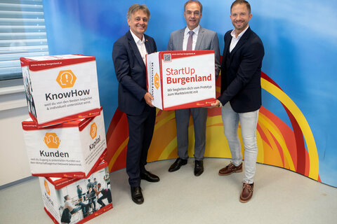 Wirtschaftslandesrat Dr. Leonhard Schneemann (Mitte) stellte gemeinsam mit Geschäftsführer Mag. Michael Gerbavsits (Wirtschaftsagentur Burgenland) und StartUp Burgenland-Leiter Mag. Martin Trink (v.l.) die neuen StartUps im Technologiezentrum Güssing vor.