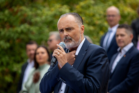 Landeshauptmann Hans Peter Doskozil bei seiner Festansprache zur Eröffnung des Tages der offenen Tür vor dem Landhaus in Eisenstadt.