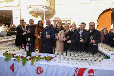 Weinsegnung: Weinkönigin Maria Liegenfeld, Dompfarrer P. Mag. Achim Bayer, Landtagspräsidentin Astrid Eisenkopf, LAbg. Bürgermeister Thomas Steiner, Landeshauptmann-Stellvertreterin Anja Haider-Wallner, Weinprinzessin Lena Glauber, Wein Burgenland-Geschäftsführer Christian Zechmeister und Vizebürgermeister Istvan Deli