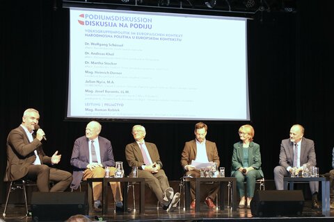 Landesrat Mag. Heinrich Dorner bei der Podiumsdiskussion mit Dr. Wolfgang Schüssel, Dr. Andreas Kohl, Dr. Martha Stocker, Julian Nyca M. A., Mag. Josef Buranits, LL. M. und Diskussionsleiter Mag. Roman Roblek.