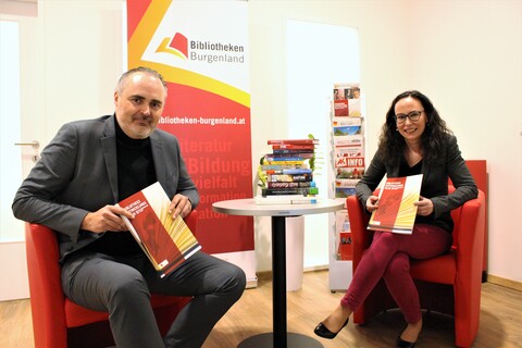 Landeshauptmann Hans Peter Doskozil mit Silke Rois vom Landesverband Bibliotheken Burgenland.