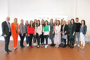 Bildungslandesrätin Mag.a (FH) Daniela Winkler (2.v.l.) und Bildungsdirektor Mag. Heinz Josef Zitz (1.v.l.) mit den PädagogInnen  aus dem Bezirk Oberpullendorf, die soeben ihre Dienstverträge erhalten haben.