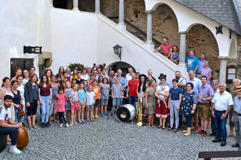 Landeshauptmann Hans Peter Doskozil mit Teilnehmerinnen und Teilnehmern der 38. Volksliedwoche auf Burg Lockenhaus